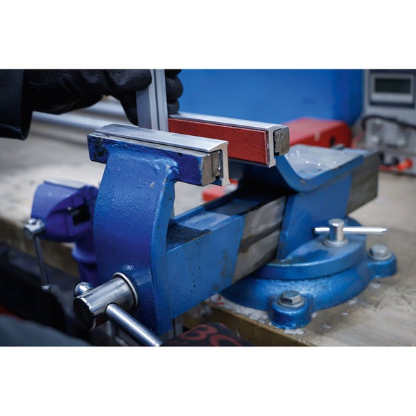 Nahaufnahme von Seidenbaumblättern