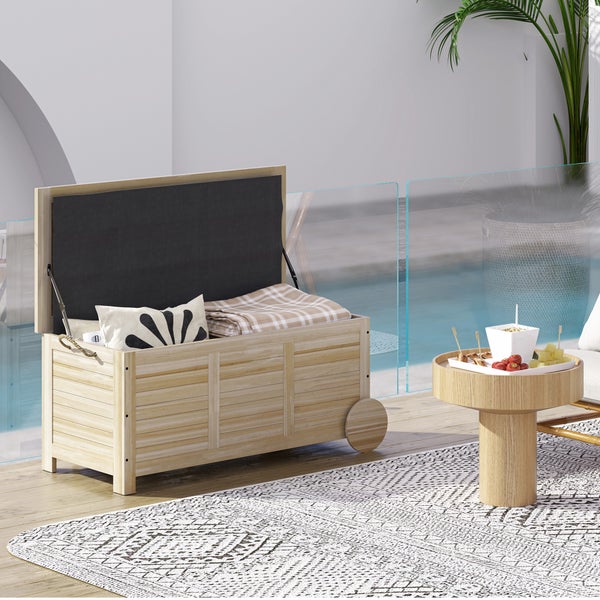 Garten Szene mit einer offenen Holzkiste zur Aufbewahrung von Kissen und Decken, einem Beistelltisch mit Snacks und einem gemusterten Teppich