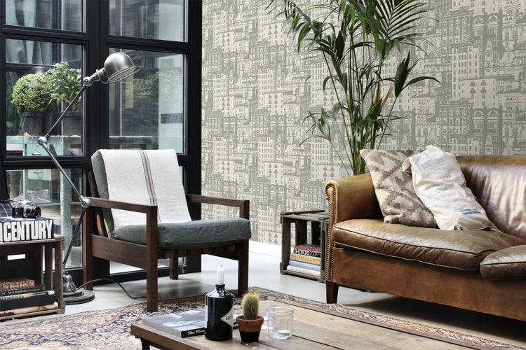 Wohnzimmer mit Sessel, Sofa, Stehlampe und gemusterter Tapete