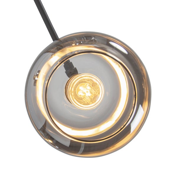 Pendelleuchte mit kugelförmigem Schirm aus Rauchglas, Ansicht von unten mit leuchtendem Leuchtmittel.