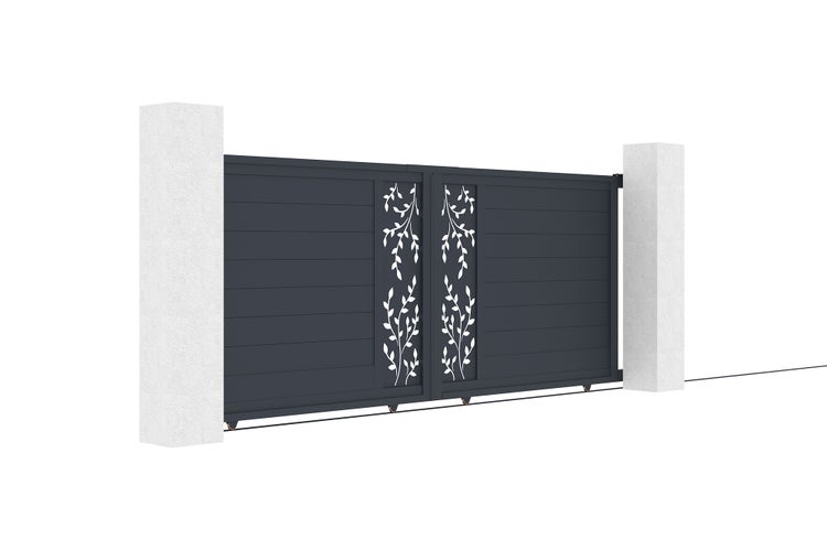 Schiebetor aus Aluminium mit horizontalen Lamellen und dekorativem Blattmuster, montiert zwischen zwei Pfeilern.