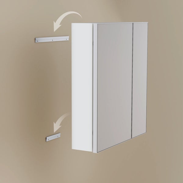 Spiegelschrank mit zwei Türen wird an zwei Wandmontageschienen befestigt.