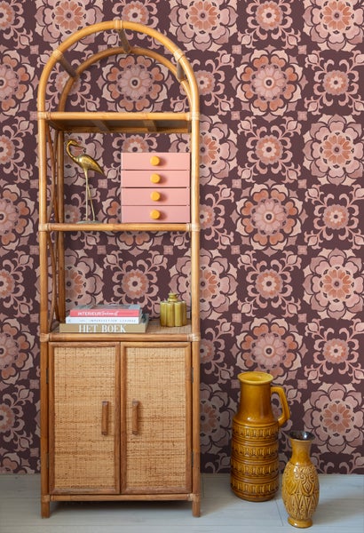 Regal mit Rattangeflecht, Dekoration und gemusterter Tapete