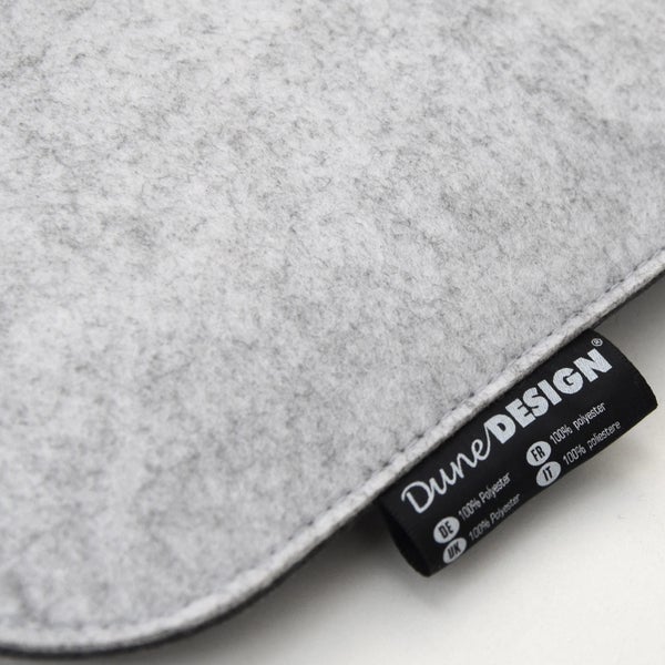 Detailansicht eines grauen Filzprodukts aus 100 Prozent Polyester mit DuneDesign Logo.