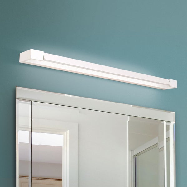 Moderne Spiegelleuchte in länglicher Form über einem Wandspiegel montiert für eine gleichmäßige Ausleuchtung im Badezimmer.