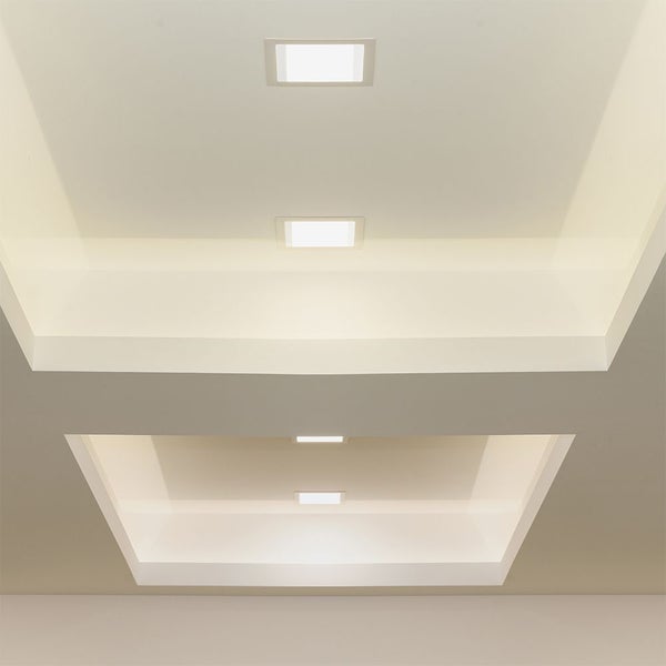Decke mit eingebauten quadratischen LED-Leuchten