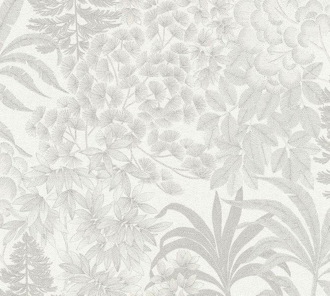 Nahaufnahme einer Wand mit floraler Tapete, die einen Schrank mit Dekoration und Lampe zeigt