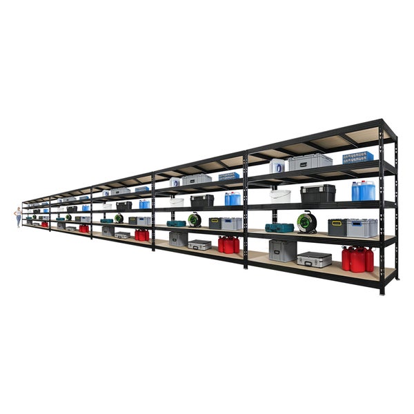 Langes Metallregal mit mehreren Ebenen, beladen mit verschiedenen Gegenständen zur Lagerung