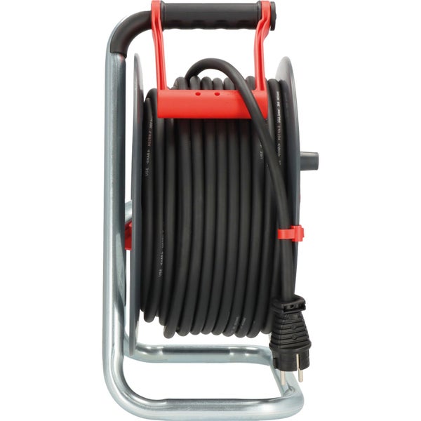 Verlängerungskabeltrommel mit schwarzem Kabel und Metallgestell