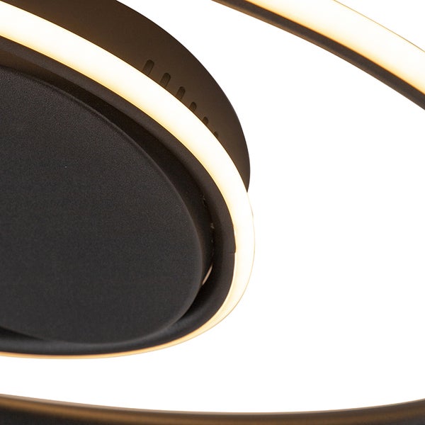 Detailaufnahme einer Deckenleuchte mit LED-Ringen