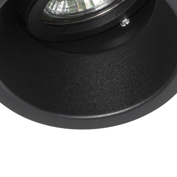 Nahaufnahme eines schwarzen Einbaustrahlers mit strukturierter Oberfläche und sichtbarem Leuchtmittel.