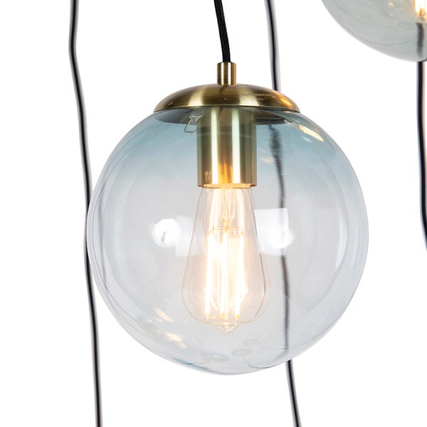 Moderne Pendelleuchte mit gläsernem Kugelschirm und metallischer Fassung inklusive leuchtender Glühbirne