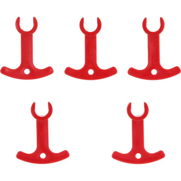 Fünf rote Zeltnagelheringe aus Kunststoff