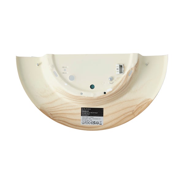 Rückseite einer halbrunden Wandlampe in Holzoptik mit technischem Aufkleber und Montageöffnungen für ein E27 Leuchtmittel.