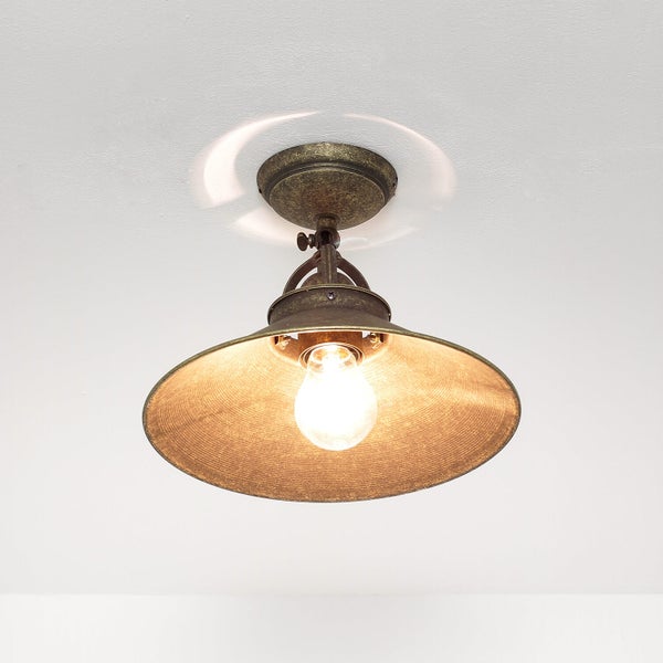 Deckenleuchte mit Lampenschirm an einer Decke