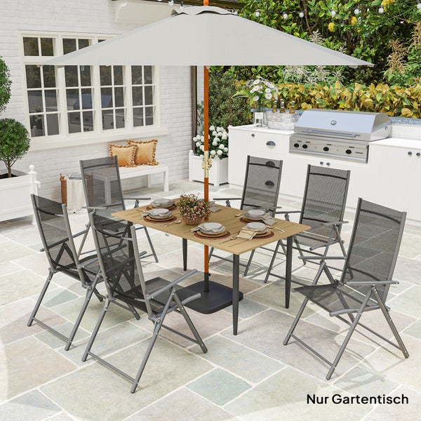 Rechteckiger Gartentisch mit Metallgestell und Tischplatte in Holzoptik auf einer hellen Terrasse mit Klappstühlen und Sonnenschirm.