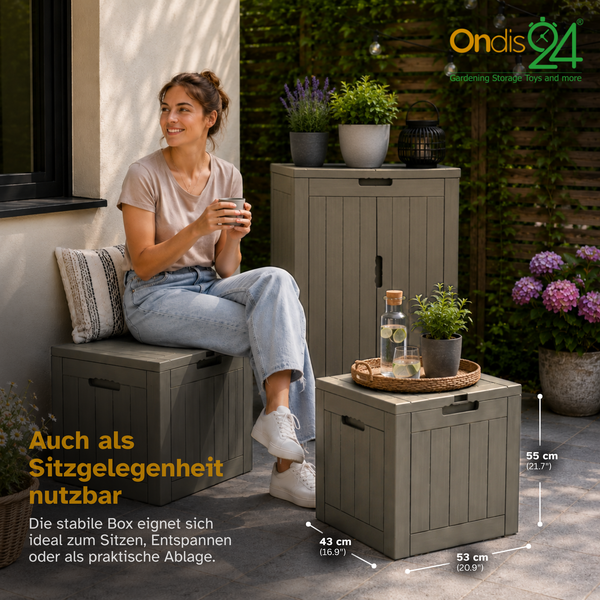 Frau sitzt auf Ondis24 Gartenbox aus Kunststoff in Holzoptik auf einer Terrasse, nutzbar als Sitzgelegenheit und Beistelltisch.