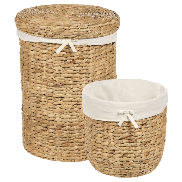 Moderner Außenbereich mit einer beigefarbenen Ecklounge-Gruppe, einem passenden Hocker und einem grauen Ampelschirm auf einer Holzterrasse.