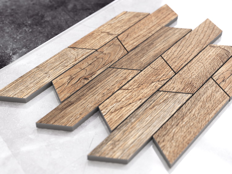 Mosaikfliese in brauner Holzoptik mit diagonal angeordneten trapezförmigen Stäbchen.