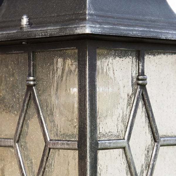 Detail einer Aussenleuchte mit Glasfenstern in Rautenform