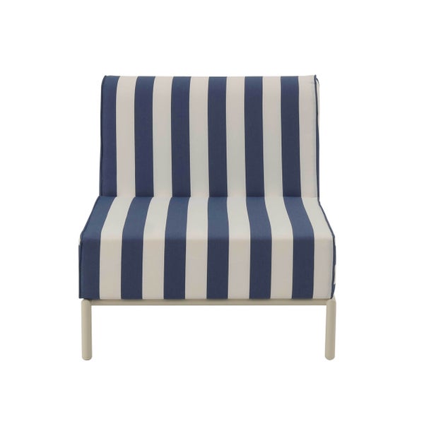 Gestreifter Loungesessel mit blau-weißem Muster und stabilem Untergestell.