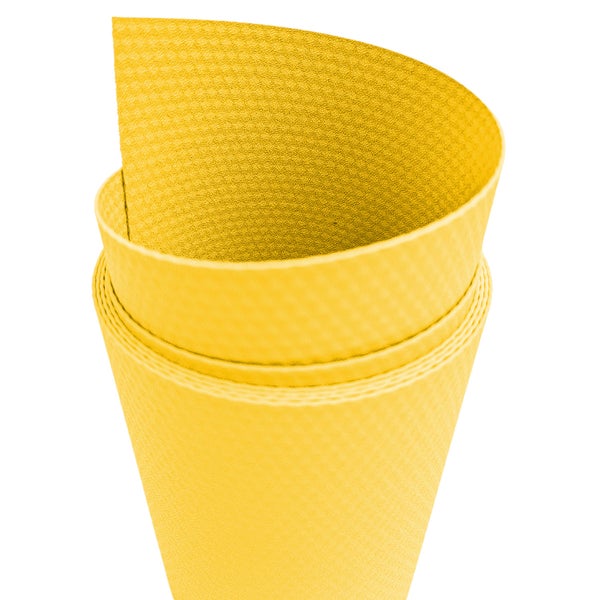 Gelbe Tischdecke mit Wabenstruktur aufgerollt