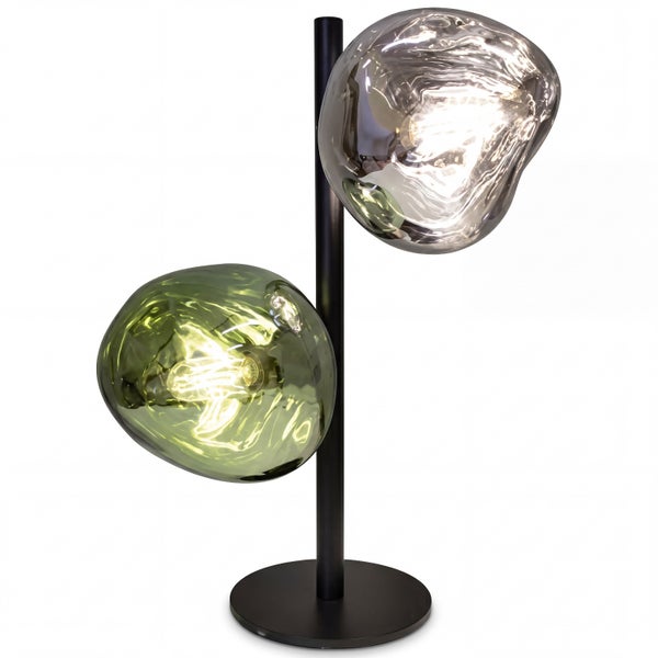 Moderne Tischleuchte mit schwarzem Metallgestell und zwei unregelmäßig geformten Glasschirmen in Grün und Rauchgrau.