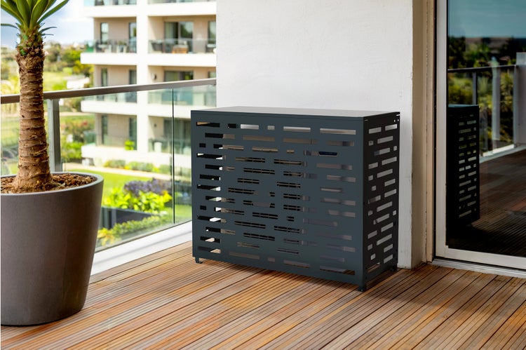 Abdeckung für Klimaanlage auf einem Balkon