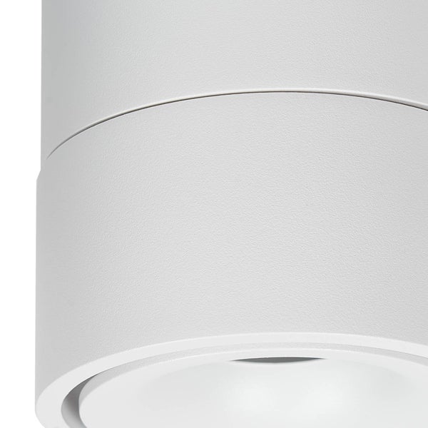 Dreiflammiger Deckenstrahler in Weiß mit schwenkbaren zylindrischen Spotköpfen und geschwungener Basis.