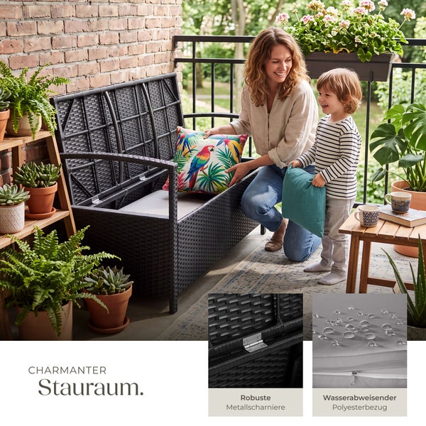 Eine Frau und ein Kind auf einem Balkon neben einer Gartenbank mit Stauraum aus Kunststoffgeflecht, Metallscharnieren und wasserabweisendem Bezug.