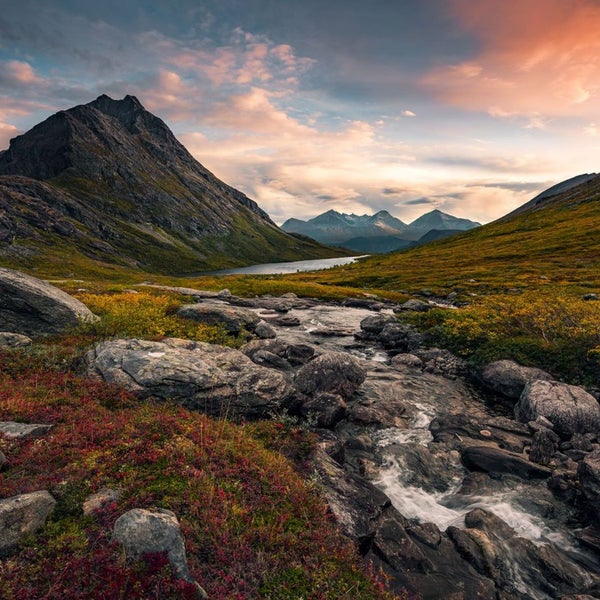 Berglandschaft mit Bachlauf und Abendhimmel