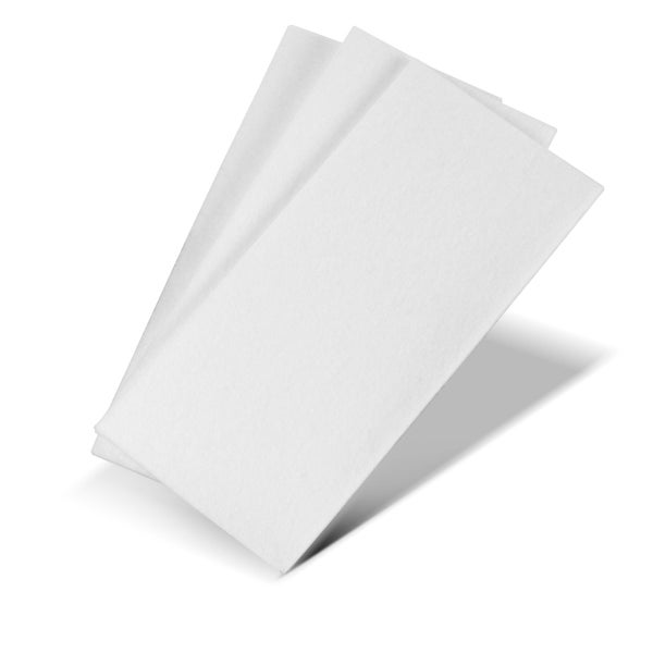 Drei weiße, rechteckige Vlies-Filtermatten aus Fasermaterial.