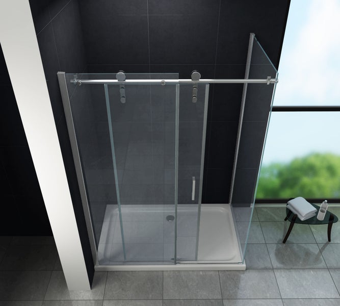 Duschkabine mit Schiebetür und Duschwanne im Badezimmer