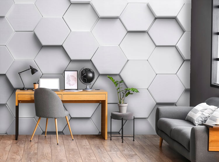 Helles Arbeitszimmer mit Schreibtisch, Stuhl und sechseckiger Wandgestaltung.