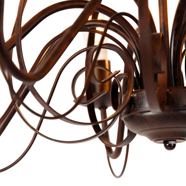 Detailaufnahme einer Deckenleuchte mit geschwungenen Metallelementen.