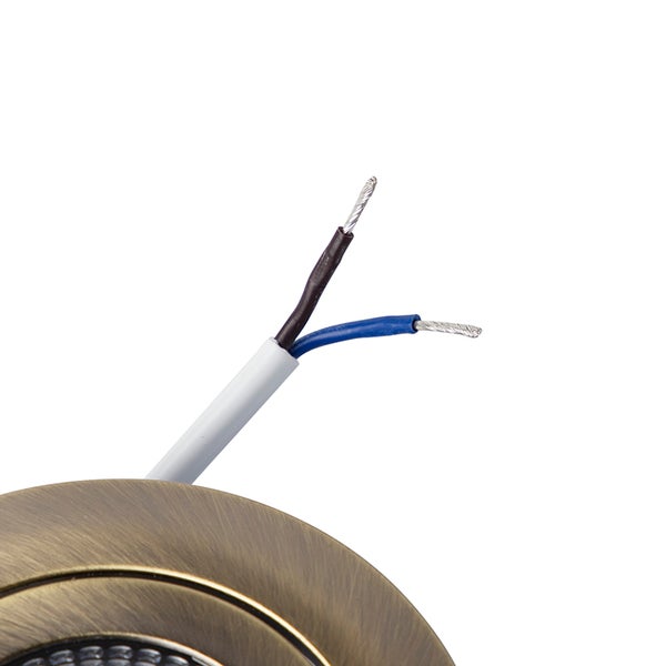 Elektrischer Anschluss einer Einbauleuchte mit weißem Kabel und abisolierten Drähten.