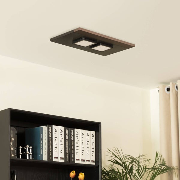 Deckenleuchte mit zwei quadratischen Leuchten im Wohnzimmer