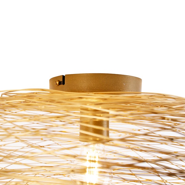 Detailansicht einer Deckenleuchte mit Glühbirne und Drahtgeflecht