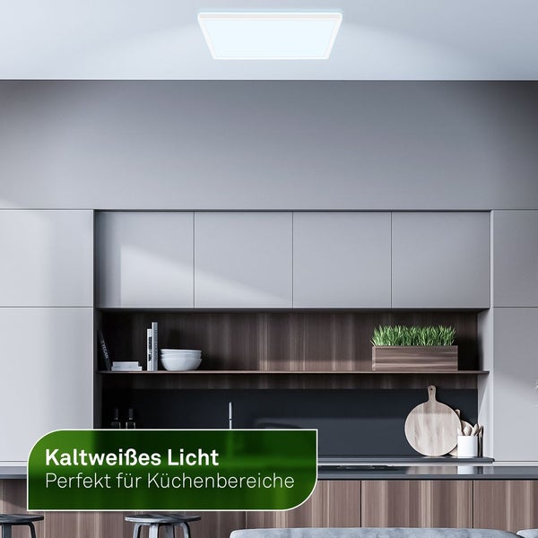 Küchenszene mit quadratischer LED-Deckenleuchte für kaltweißes Licht