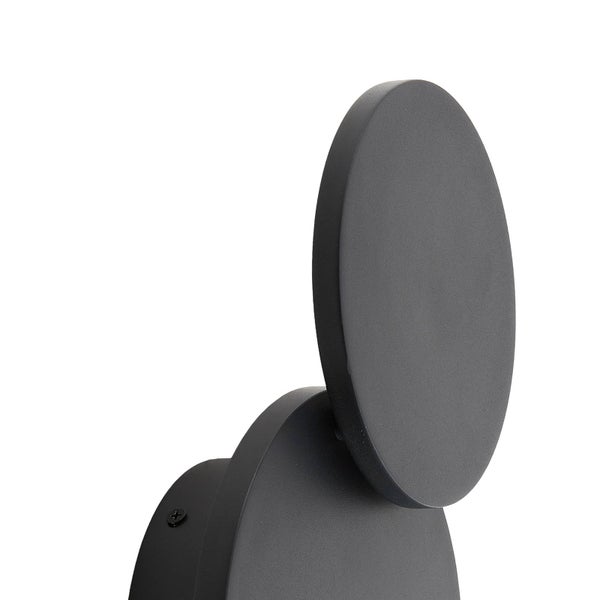 Schwarze moderne Wandleuchte mit zwei runden Metallscheiben in unterschiedlichen Größen.