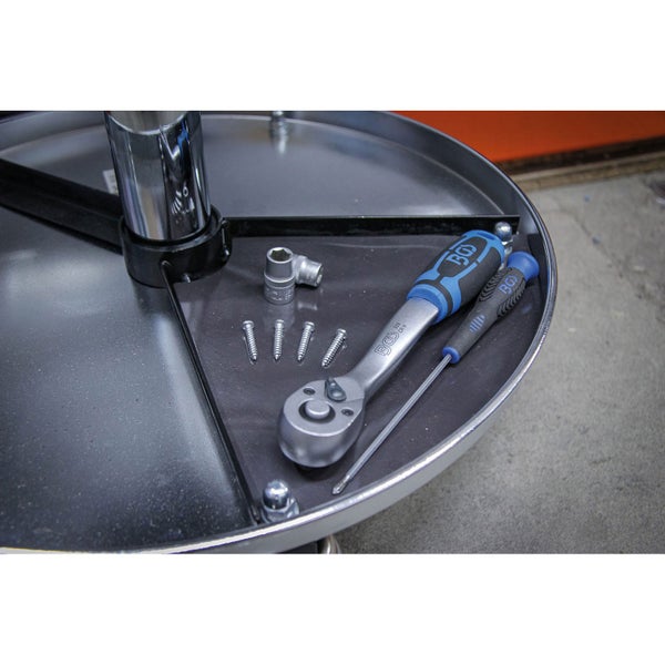 Ein Mechaniker benutzt einen Akku-Bohrschrauber an einem Nutzfahrzeug in einer Werkstatt.