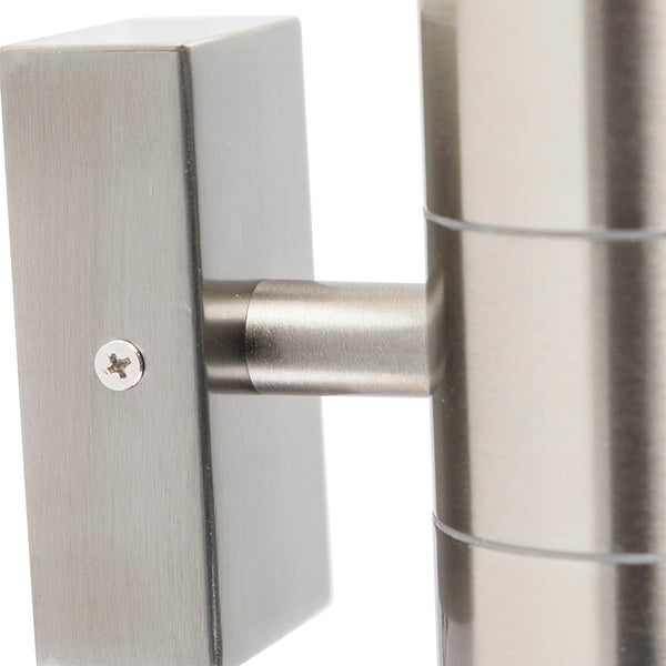 Detailaufnahme einer Wandleuchte aus gebürstetem Edelstahl mit Fokus auf die Wandhalterung.