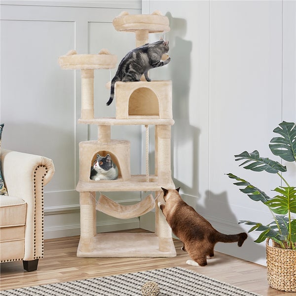 Beiger Katzenbaum mit mehreren Ebenen, Höhlen und Hängematte mit drei Katzen