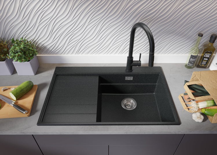 Küchenszene mit schwarzer Spüle und Armatur auf einer Arbeitsplatte mit Gemüse