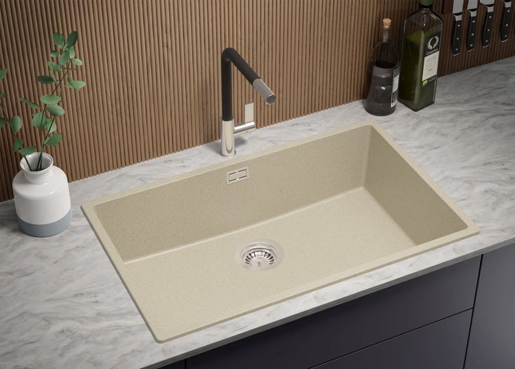 Spüle mit Abtropffläche und Wasserhahn auf einer Küchentheke