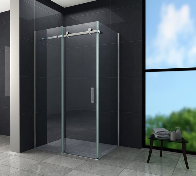 Ebenerdige Duschkabine mit Schiebetür in einem modernen Badezimmer.