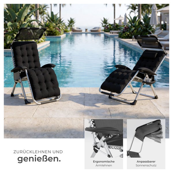 Zwei schwarze Relaxliegen mit verstellbarem Sonnenschutz am Pool