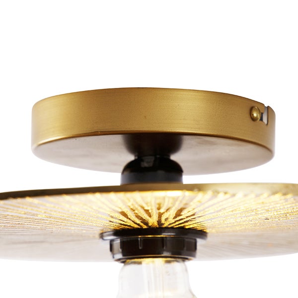 Detailaufnahme einer Deckenleuchte mit Lampenschirm