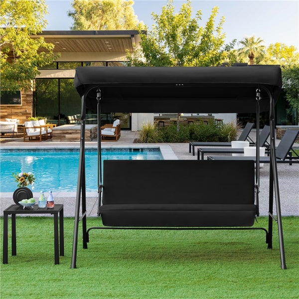 Gartenschaukel mit Überdachung und Beistelltisch auf Rasen vor Pool