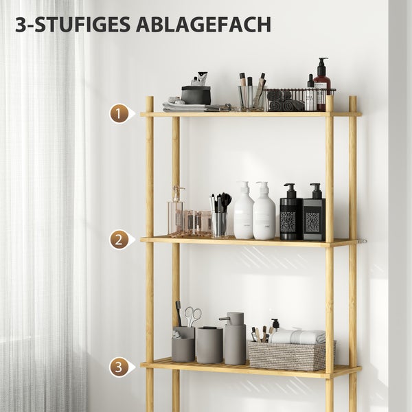 Dreistufiges Standregal aus Holz in einem hellen Raum, bestückt mit Badezimmerutensilien wie Flaschen, Bürsten und Handtüchern auf drei Ebenen.